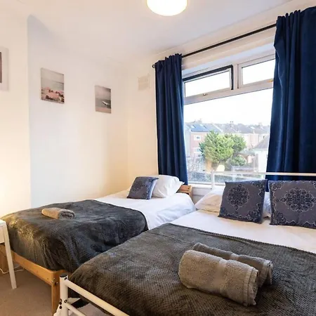 Elmhurst House Sleeps 8 Long Free Wifi Holiday home