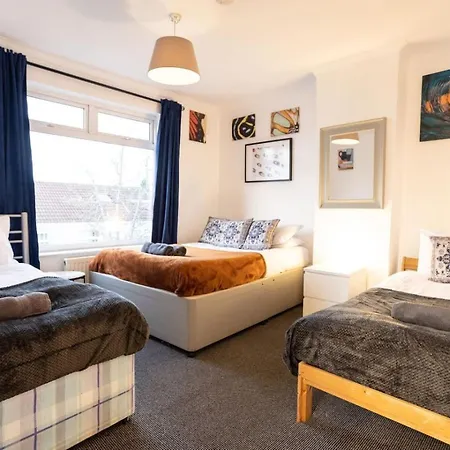 Holiday home Elmhurst House Sleeps 8 Long Free Wifi Bristol