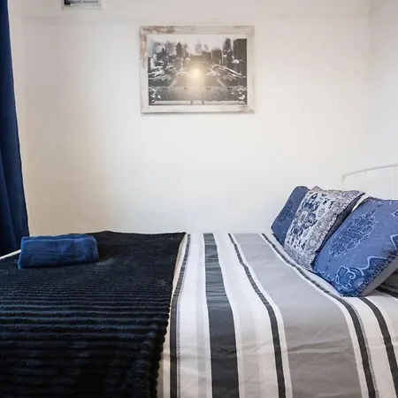Elmhurst House Sleeps 8 Long Free Wifi *
